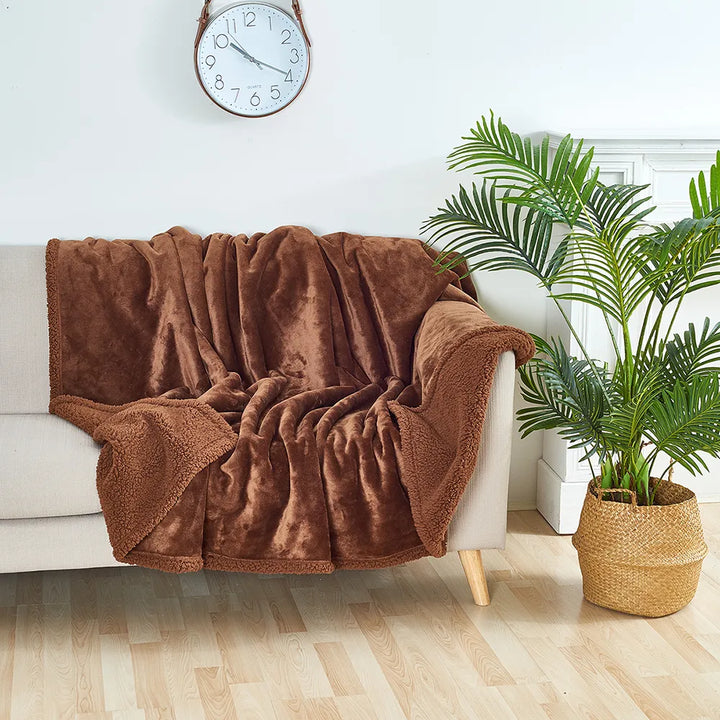 Skanto | CozyGuard Vanntett Teppe – Vendbart, Flekkbestandig & Myk Plysjdesign