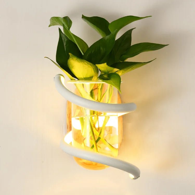 Skanto | VASELUX – Tre vegglampe med integrert LED og dekorativ vase