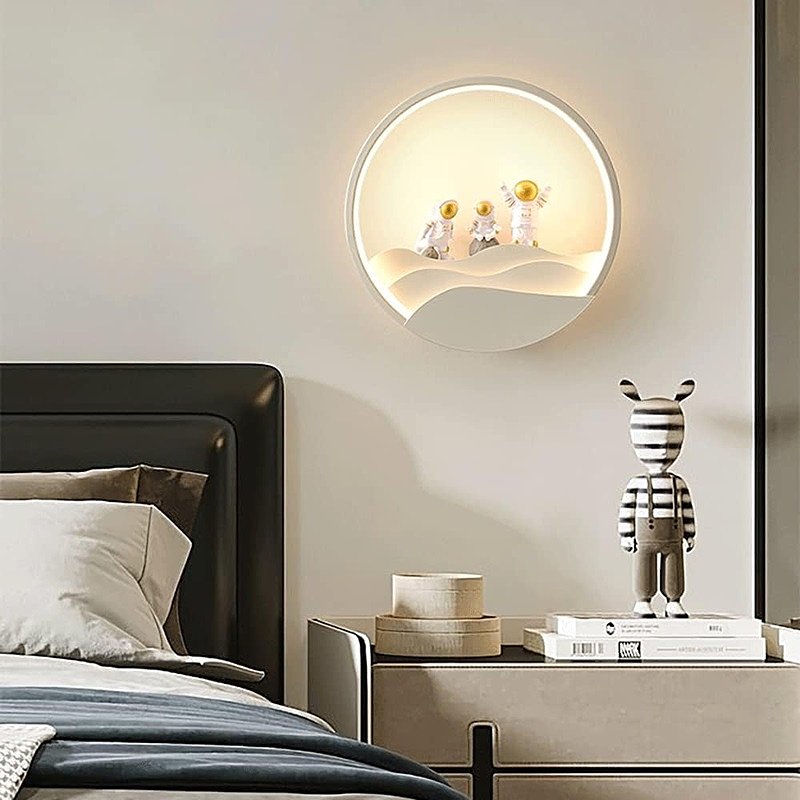 Skanto | Astronaut Vegglampe med TriColor LED Lys - 11" x 11"