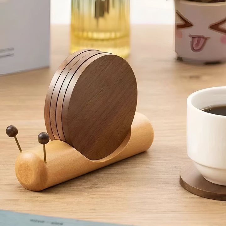 Valnøtt Tre Snegle Te- og Kaffekopptallerken - Søt Dekor | Skanto