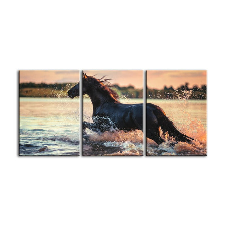 Galopperende hest i vannet – lerretsbilde, 3-delt