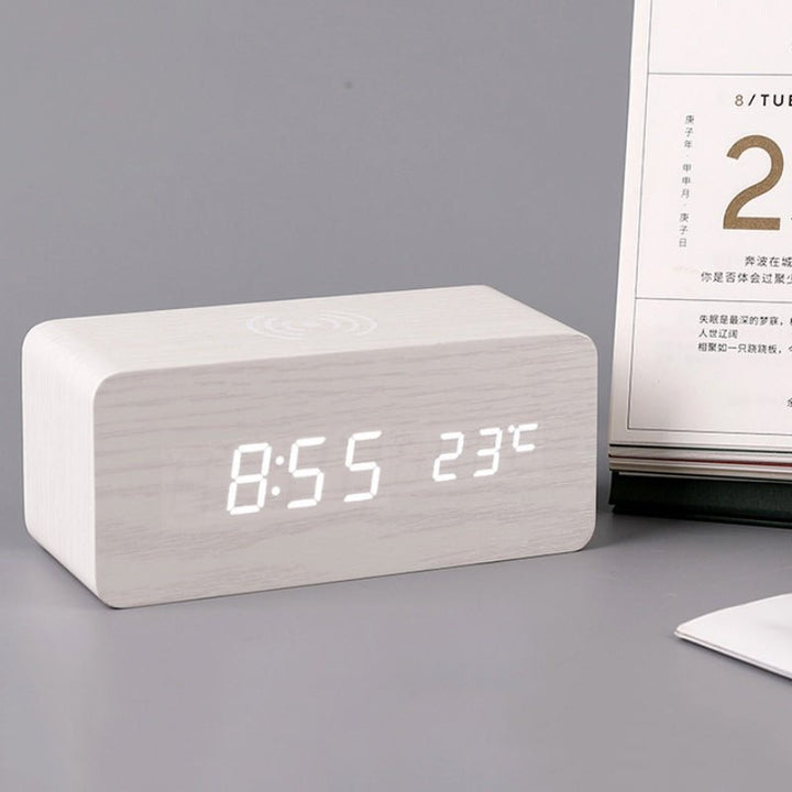 Skanto | Wood Electric Alarm Clock med trådløs ladeplate