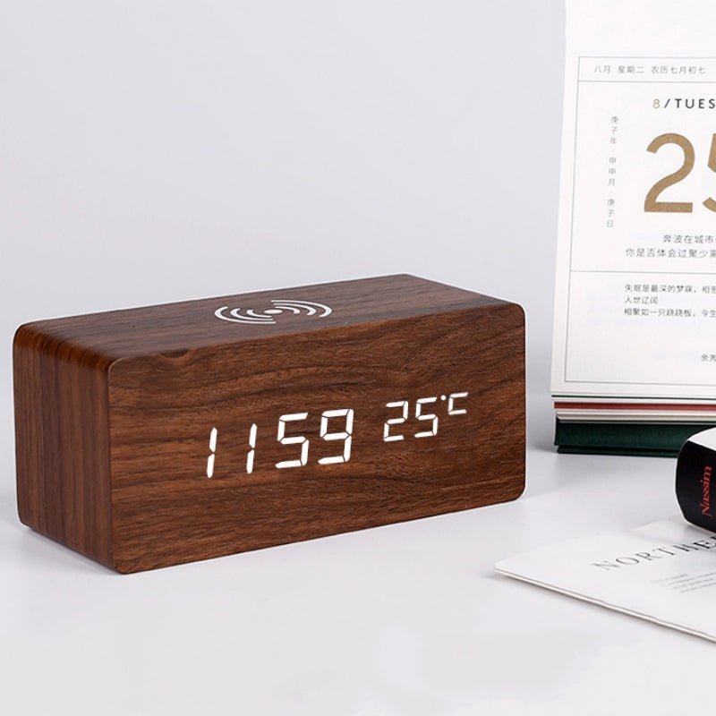 Skanto | Wood Electric Alarm Clock med trådløs ladeplate
