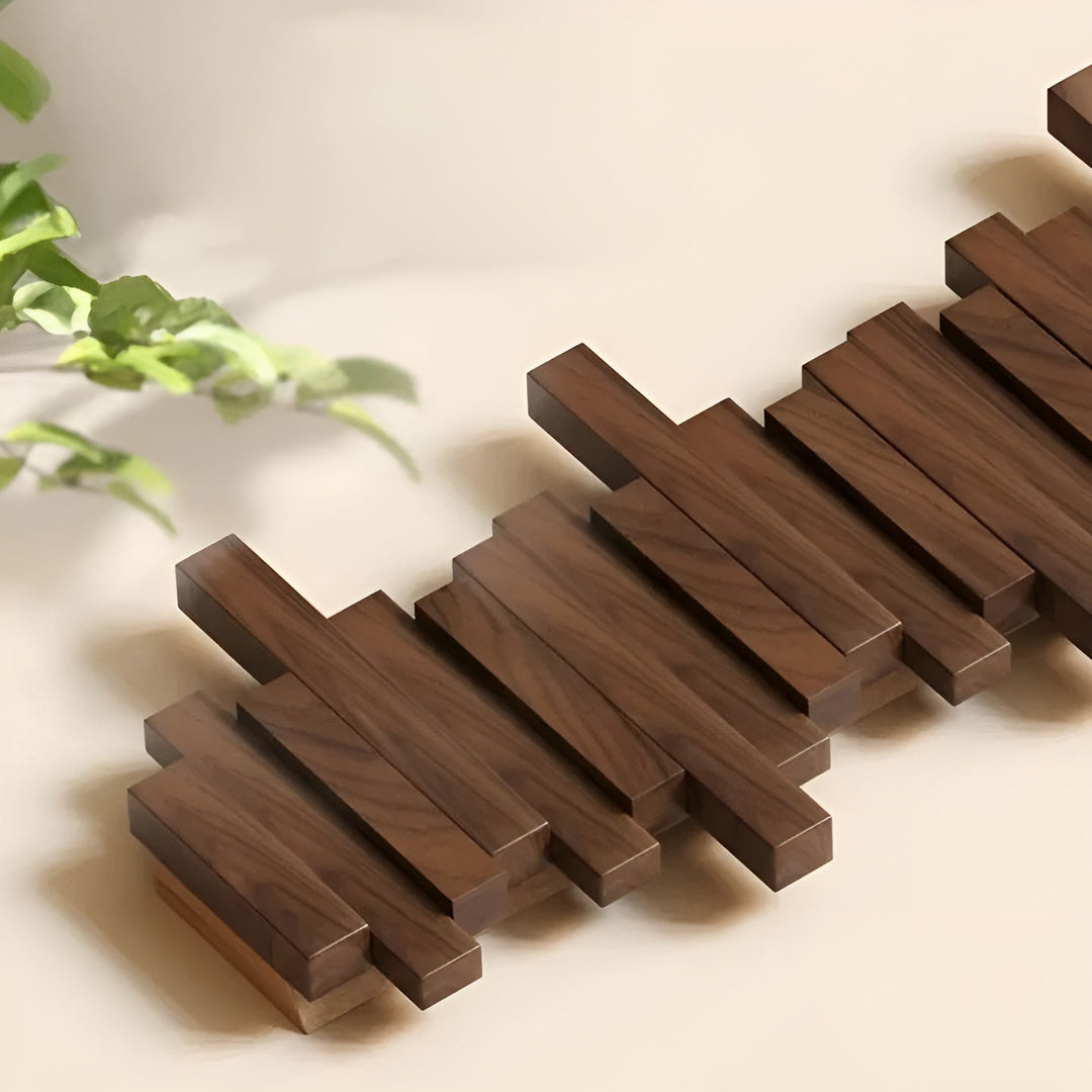 Stilig garderobe i tre – FlexiSkanto magnetiske kroker for bedre organisering | Ideell for soverommet