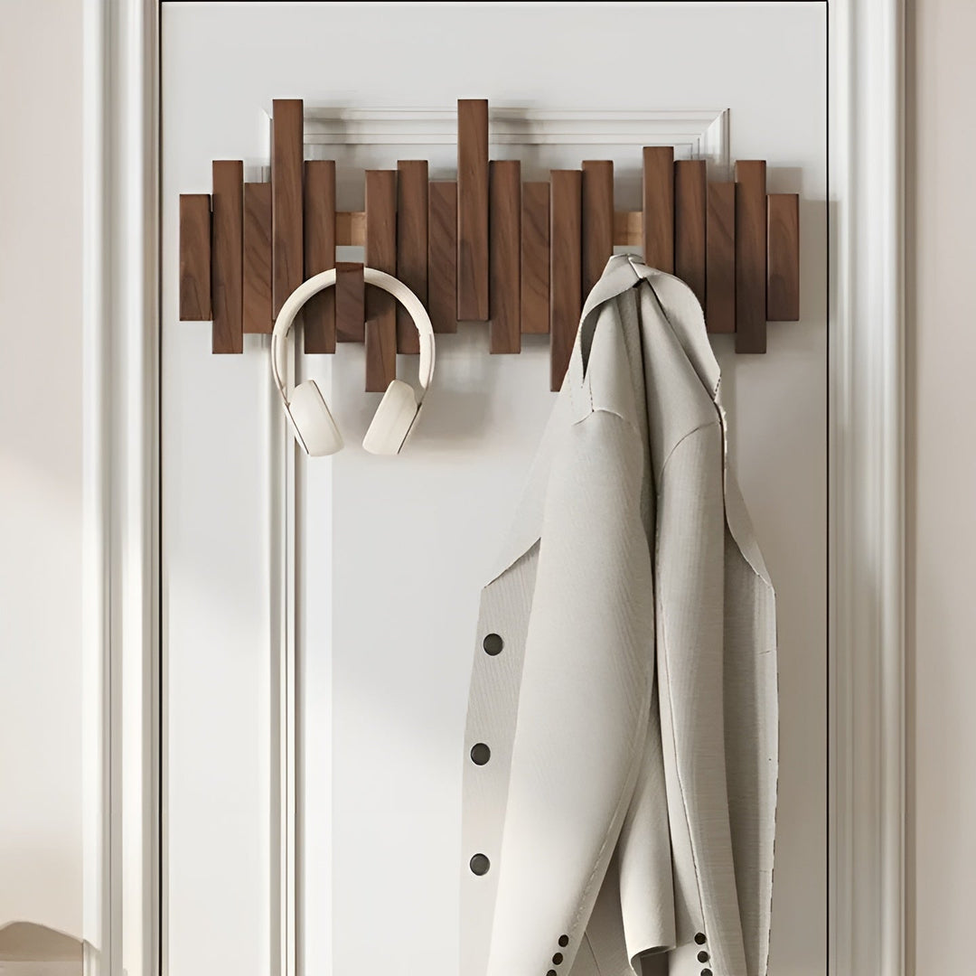 Stilig garderobe i tre – FlexiSkanto magnetiske kroker for bedre organisering | Ideell for soverommet