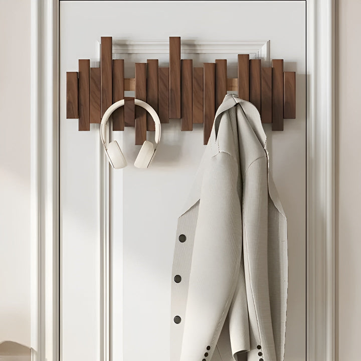 Stilig garderobe i tre – FlexiSkanto magnetiske kroker for bedre organisering | Ideell for soverommet